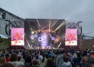 Robbie Williams am 26. Juli im Olympiastadion mit insgesamt 65.000 Besucher:innen