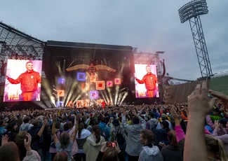 Robbie Williams am 26. Juli im Olympiastadion mit insgesamt 65.000 Besucher:innen