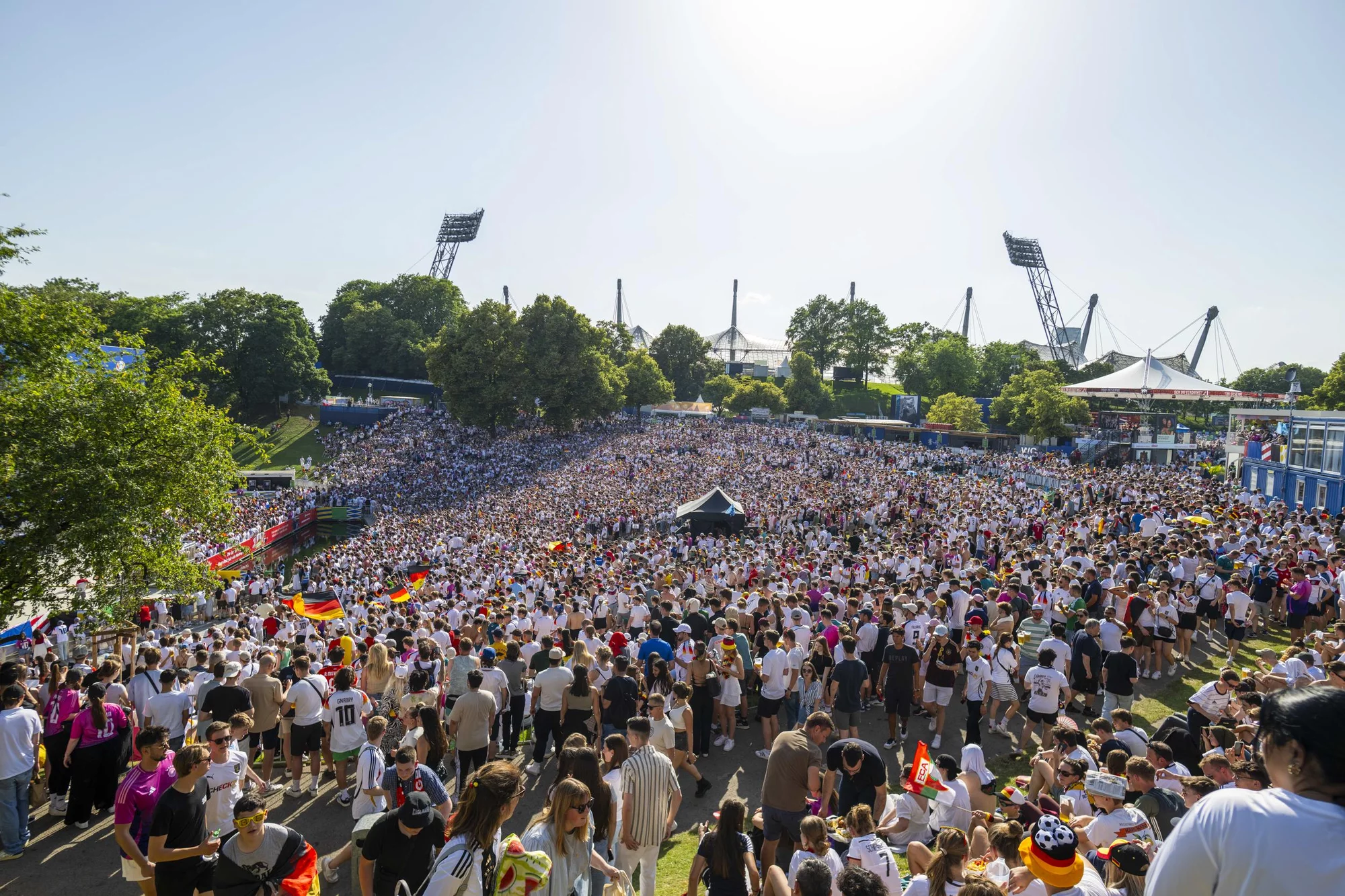 Fan Zone Olympiapark stockt Public Viewing auf: Deutschland-Spiele nun auch im Olympiastadion