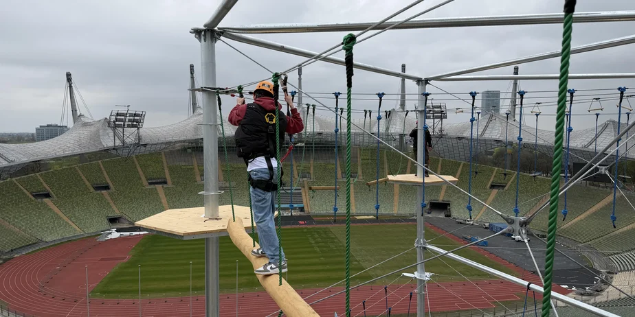 Neues Kletterabenteuer direkt am Olympiastadion: Der SAYAQ Adventure Tower kommt in den Olympiapark München