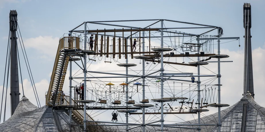 Neues Kletterabenteuer direkt am Olympiastadion: Der SAYAQ Adventure Tower kommt in den Olympiapark München