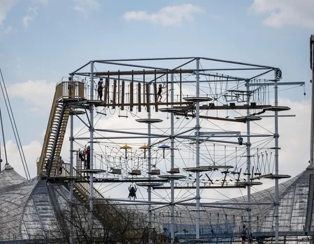 Neues Kletterabenteuer direkt am Olympiastadion: Der SAYAQ Adventure Tower kommt in den Olympiapark München