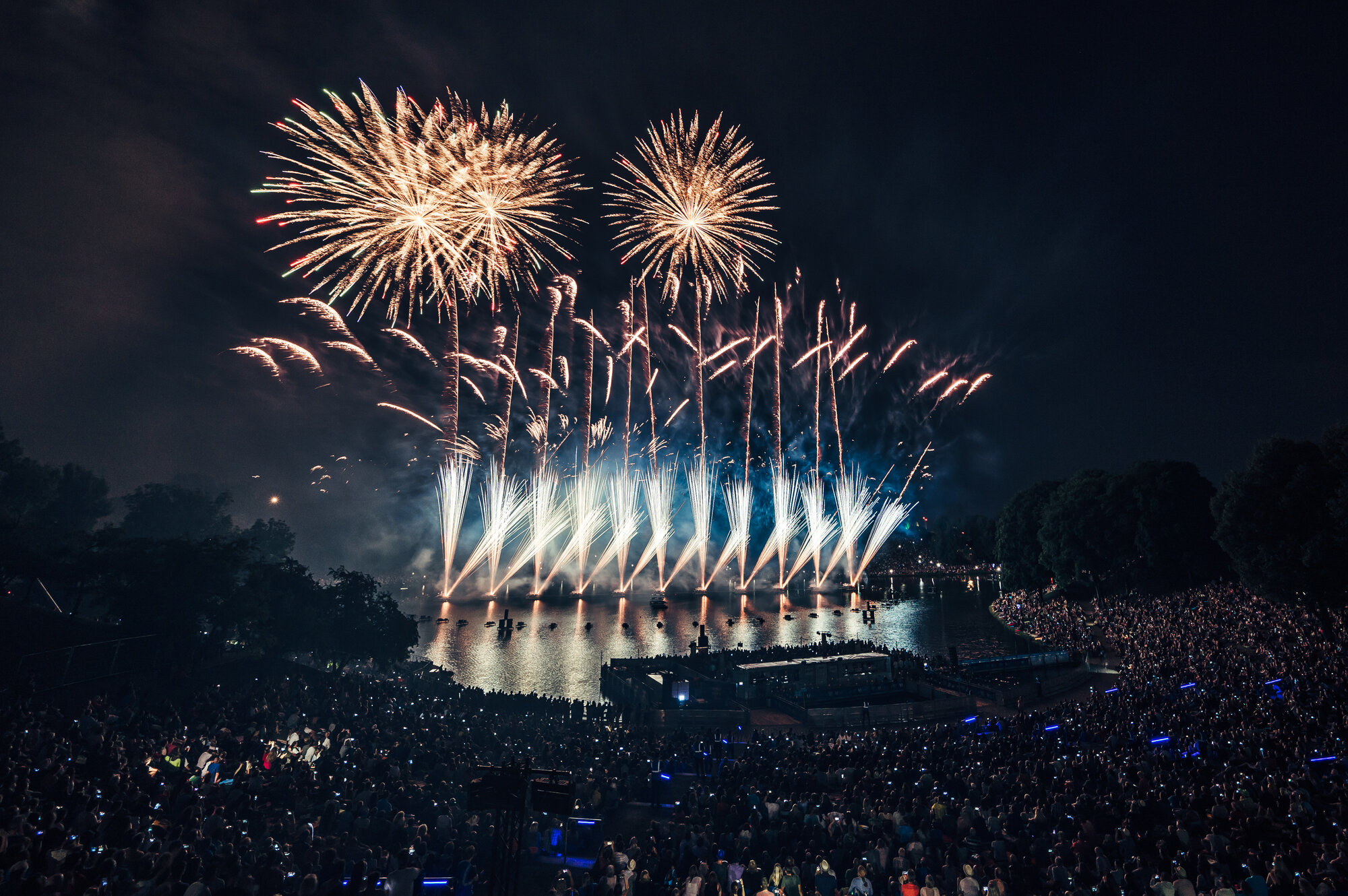 Premiere: Olympiaturm und  Olympiastadion Teil des Feuerwerks